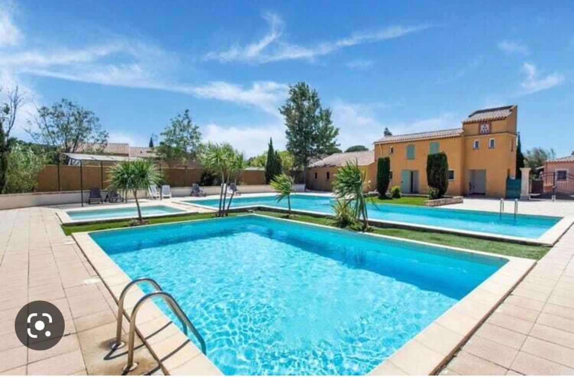 Maison de vacances dans résidence avec piscine Arles Esterno foto